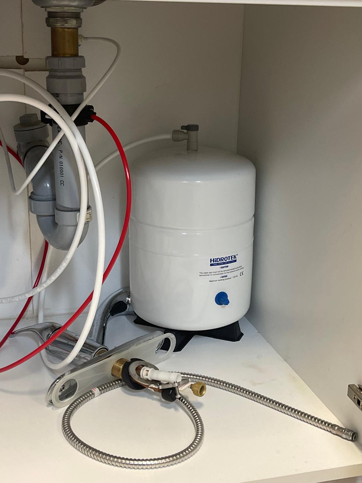 Reverse osmosis pressurized storage tank providing on-demand flow